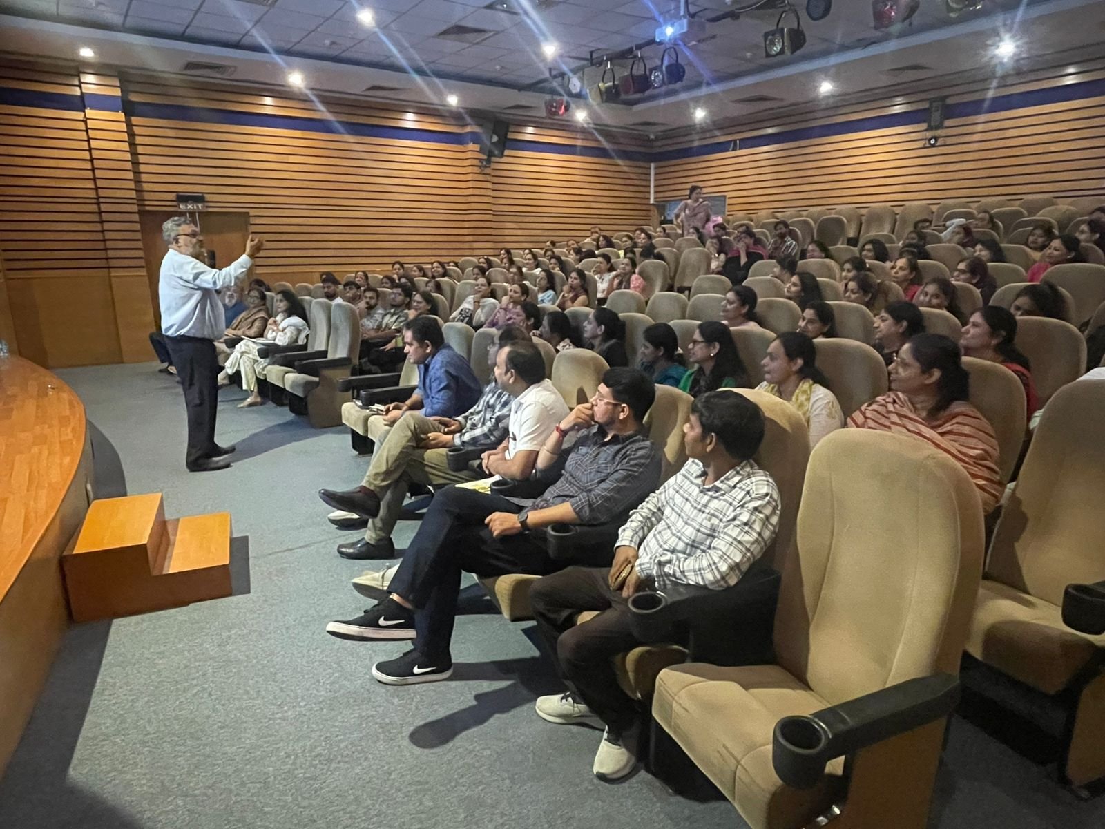 Workshop on “Happy Classroom” for All Faculty Members